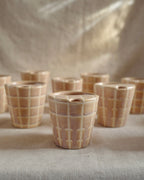 Travel mug in Drippy Checkered Pink