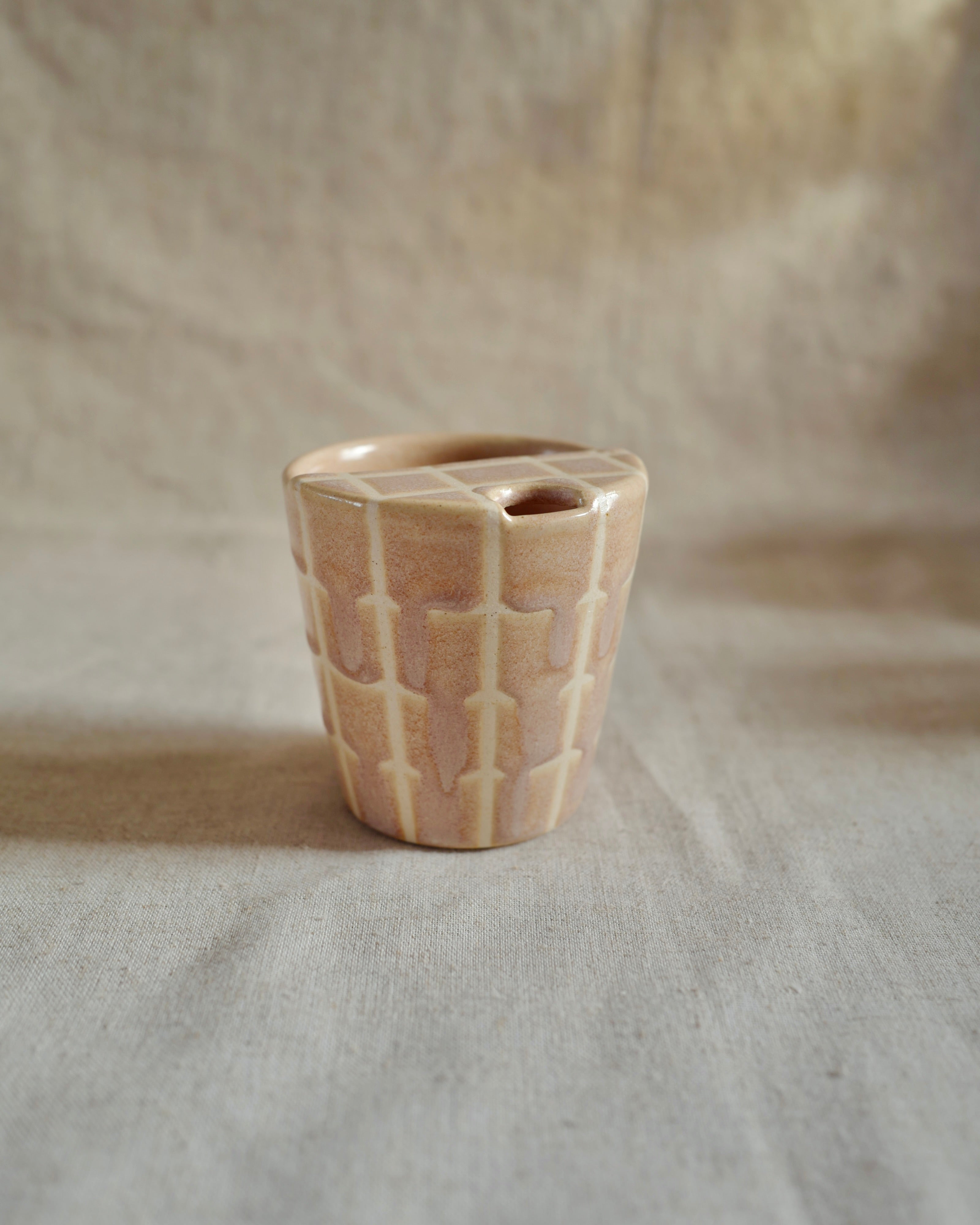Travel mug in Drippy Checkered Pink