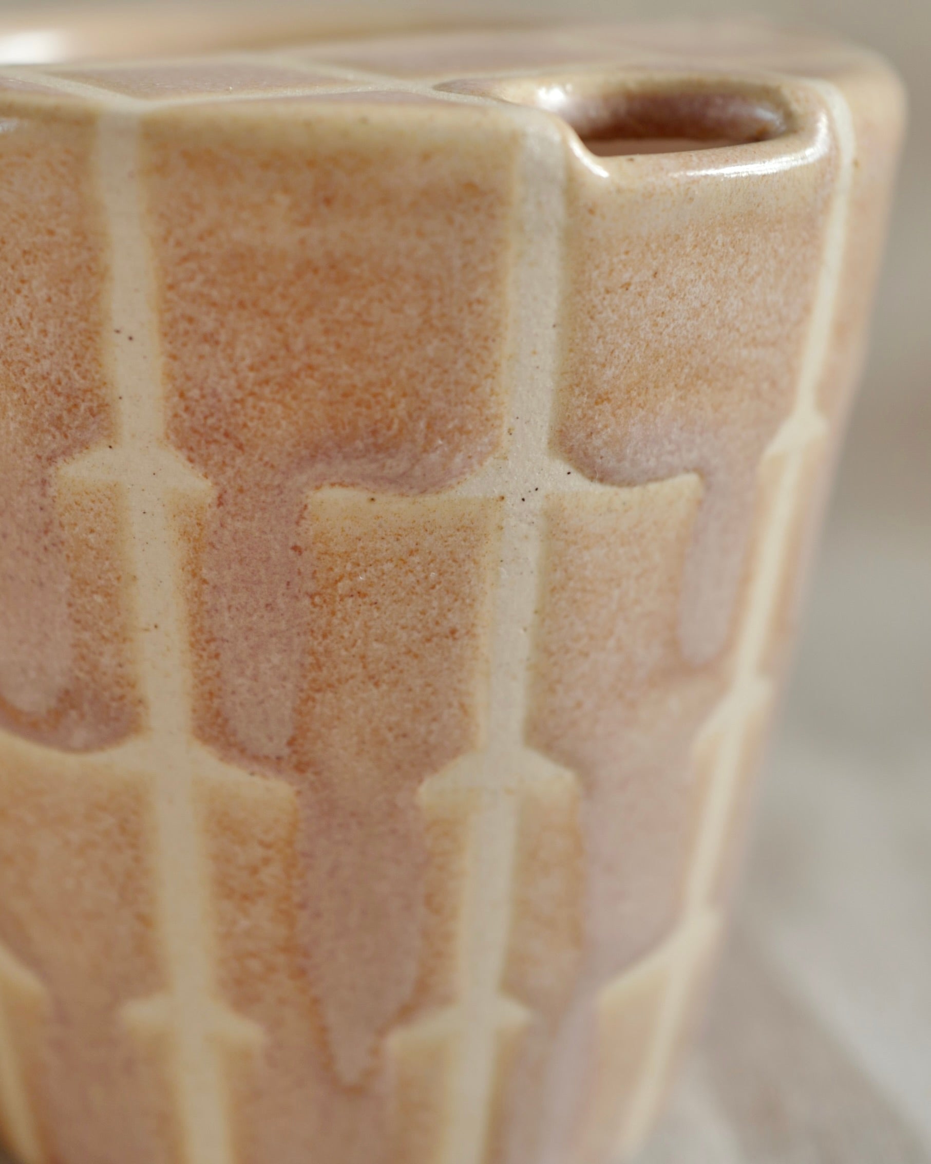 Travel mug in Drippy Checkered Pink