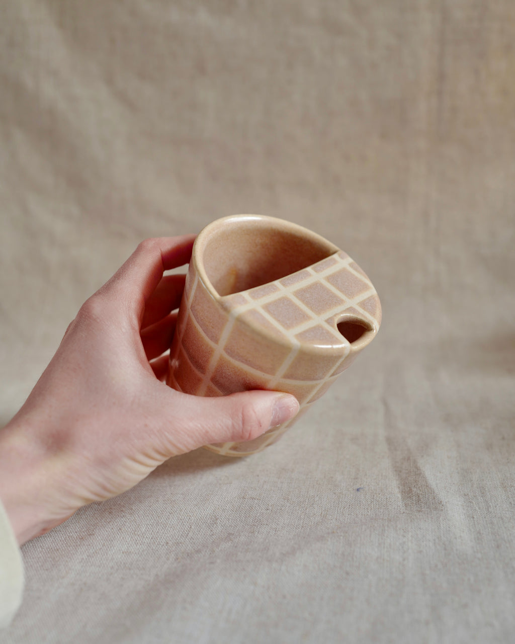 Travel mug in Drippy Checkered Pink