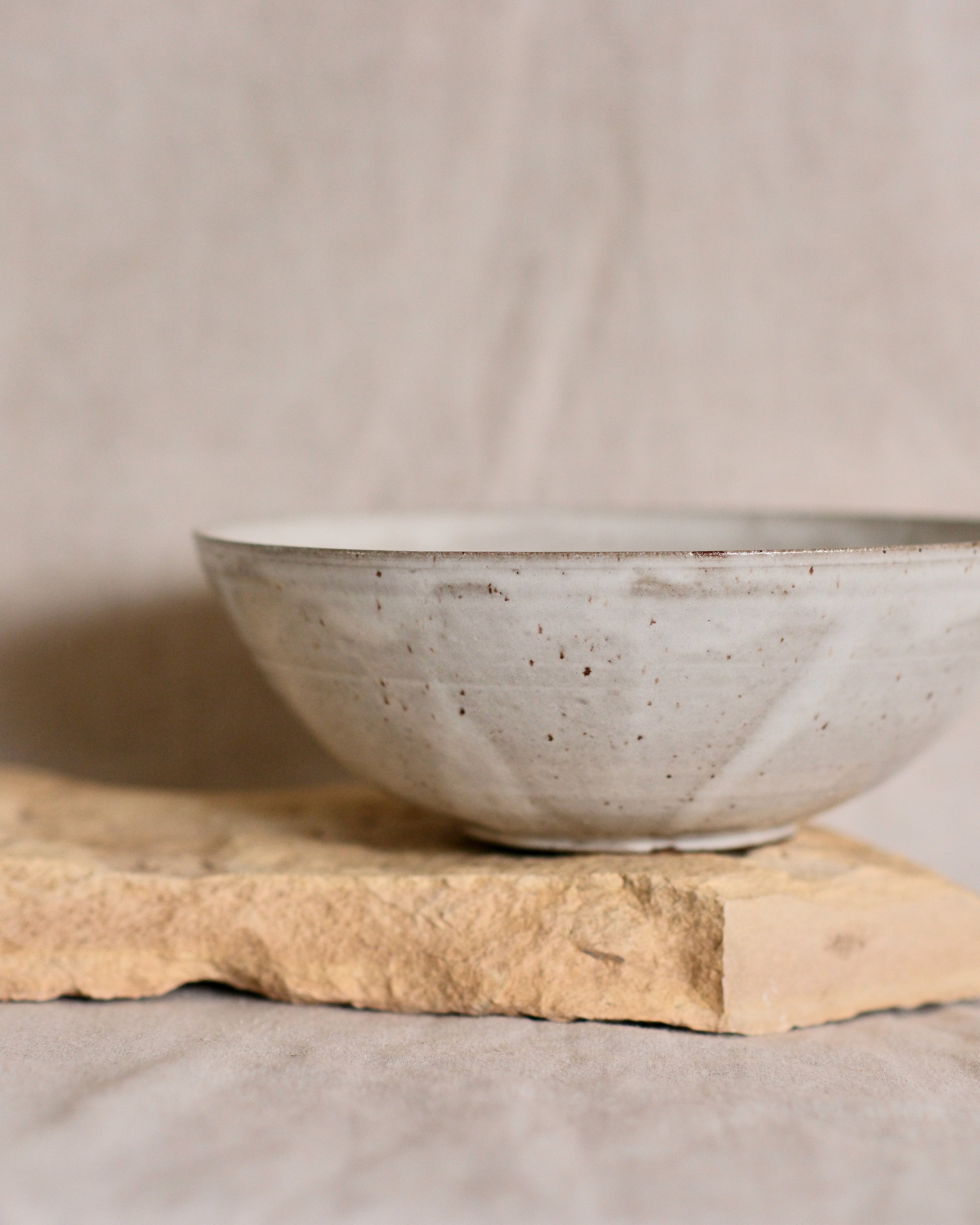 Serving Bowl in Gloss White and Speckles