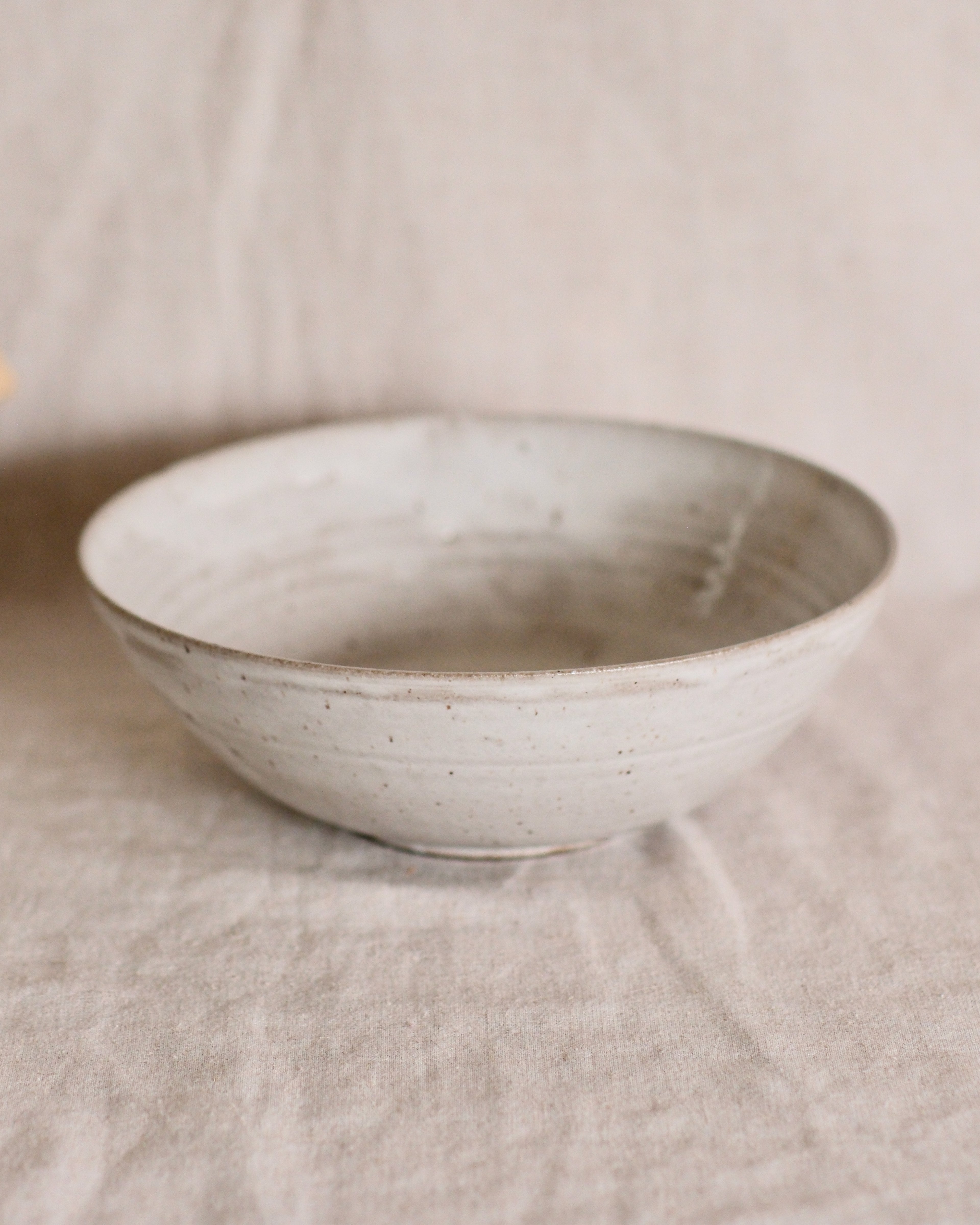 Serving Bowl in Gloss White and Speckles