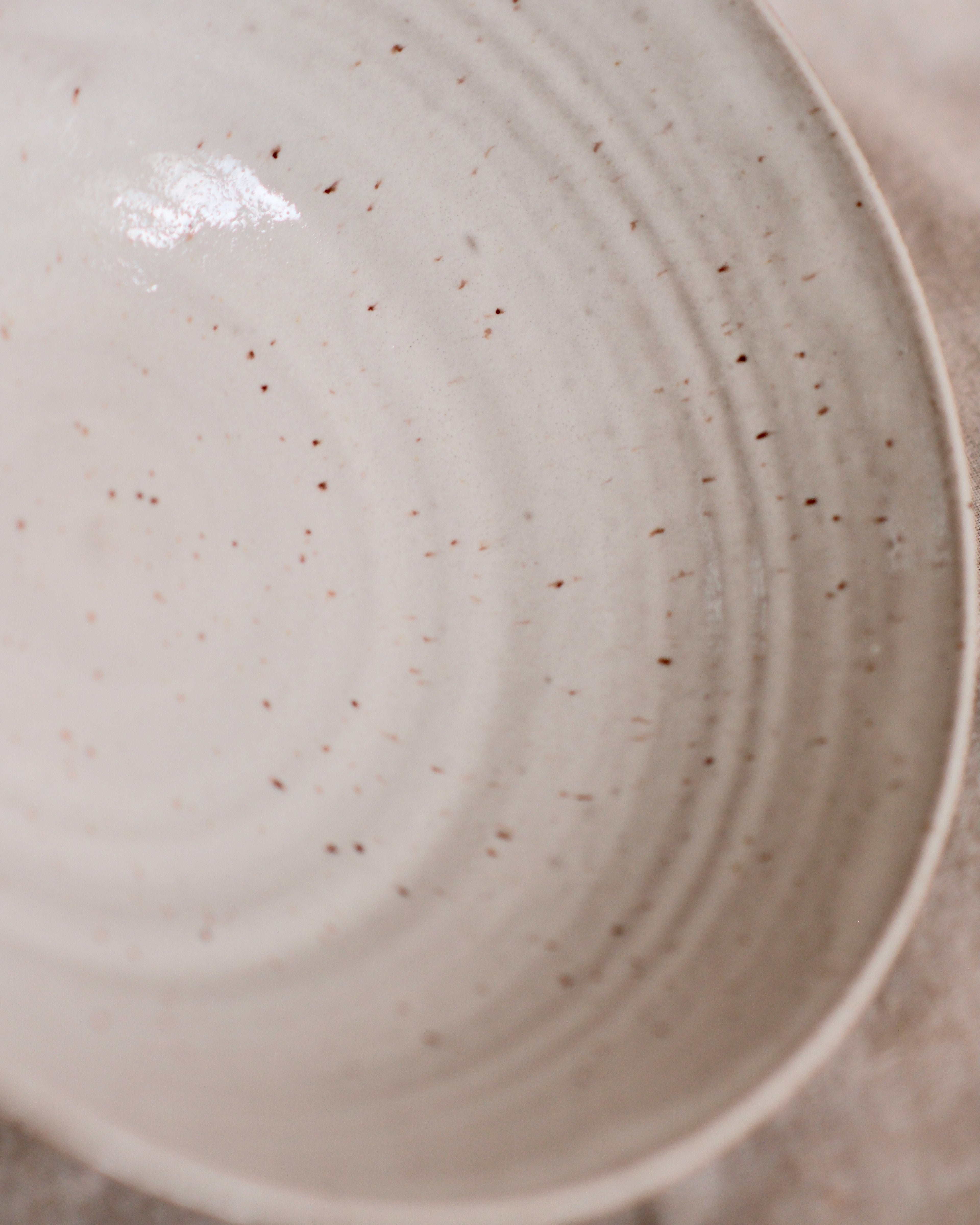 Serving Bowl in Gloss White and Speckles