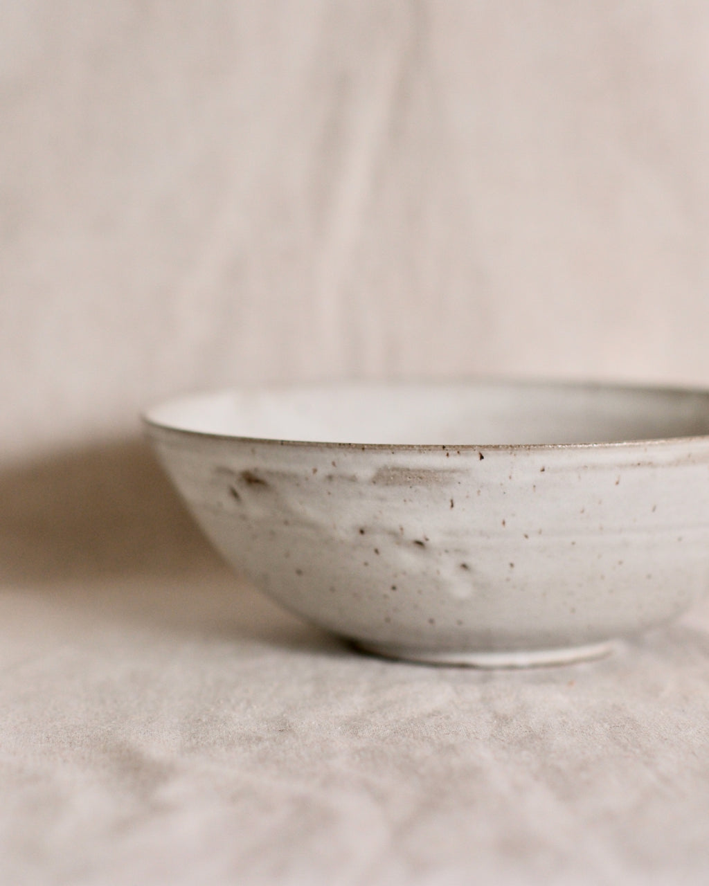 Serving Bowl in Gloss White and Speckles