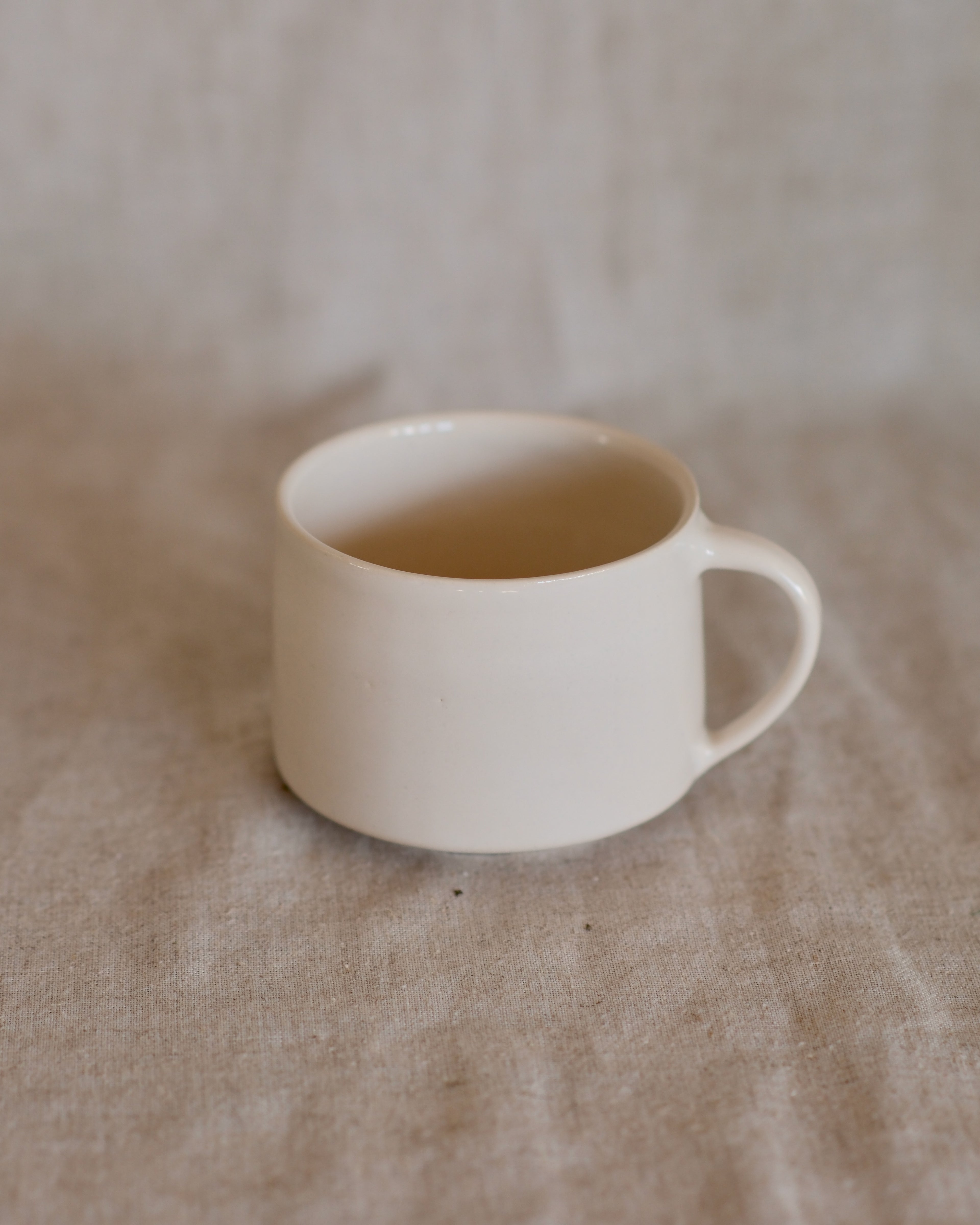 Footed Mug in Pure White