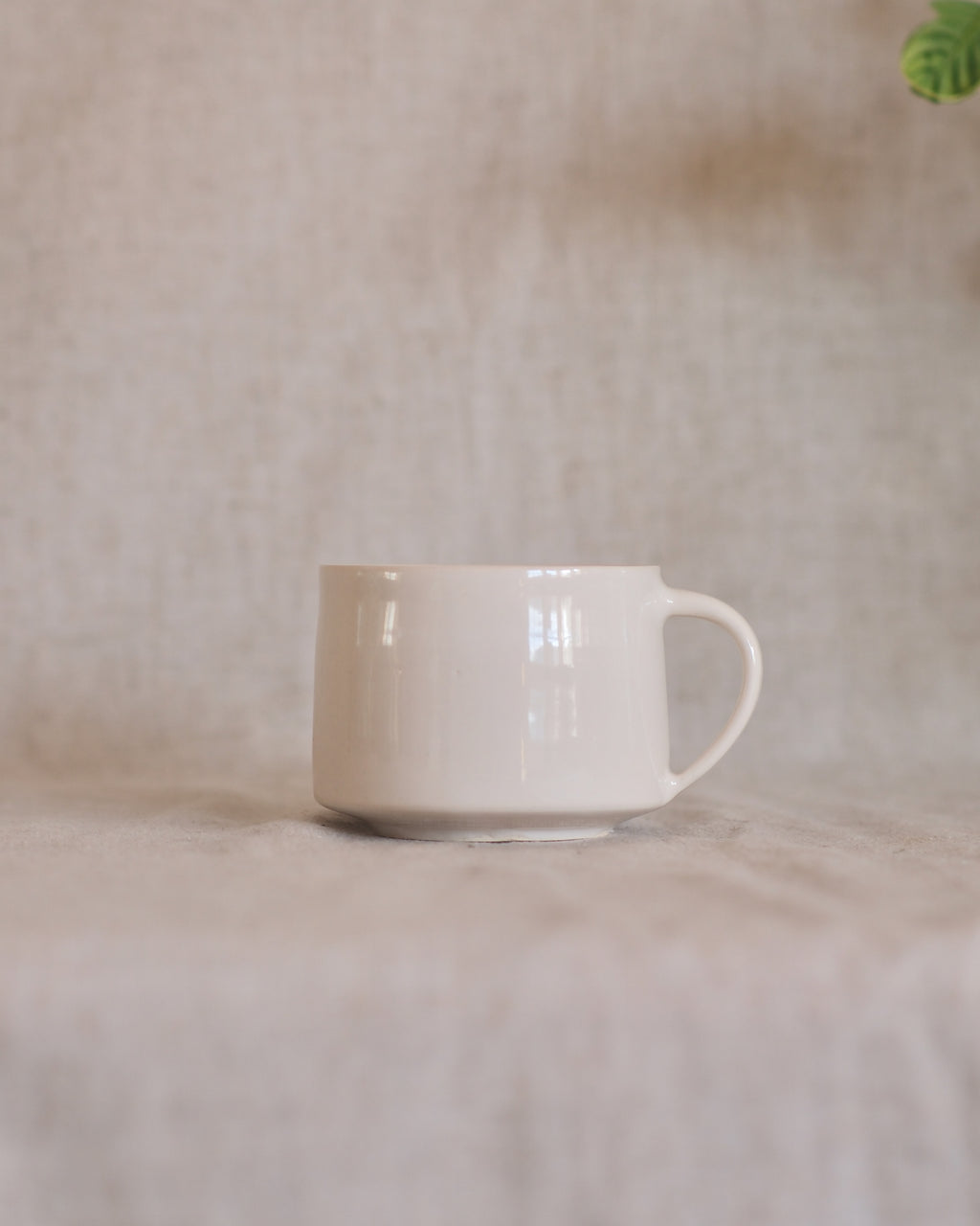 Footed Mug in Pure White