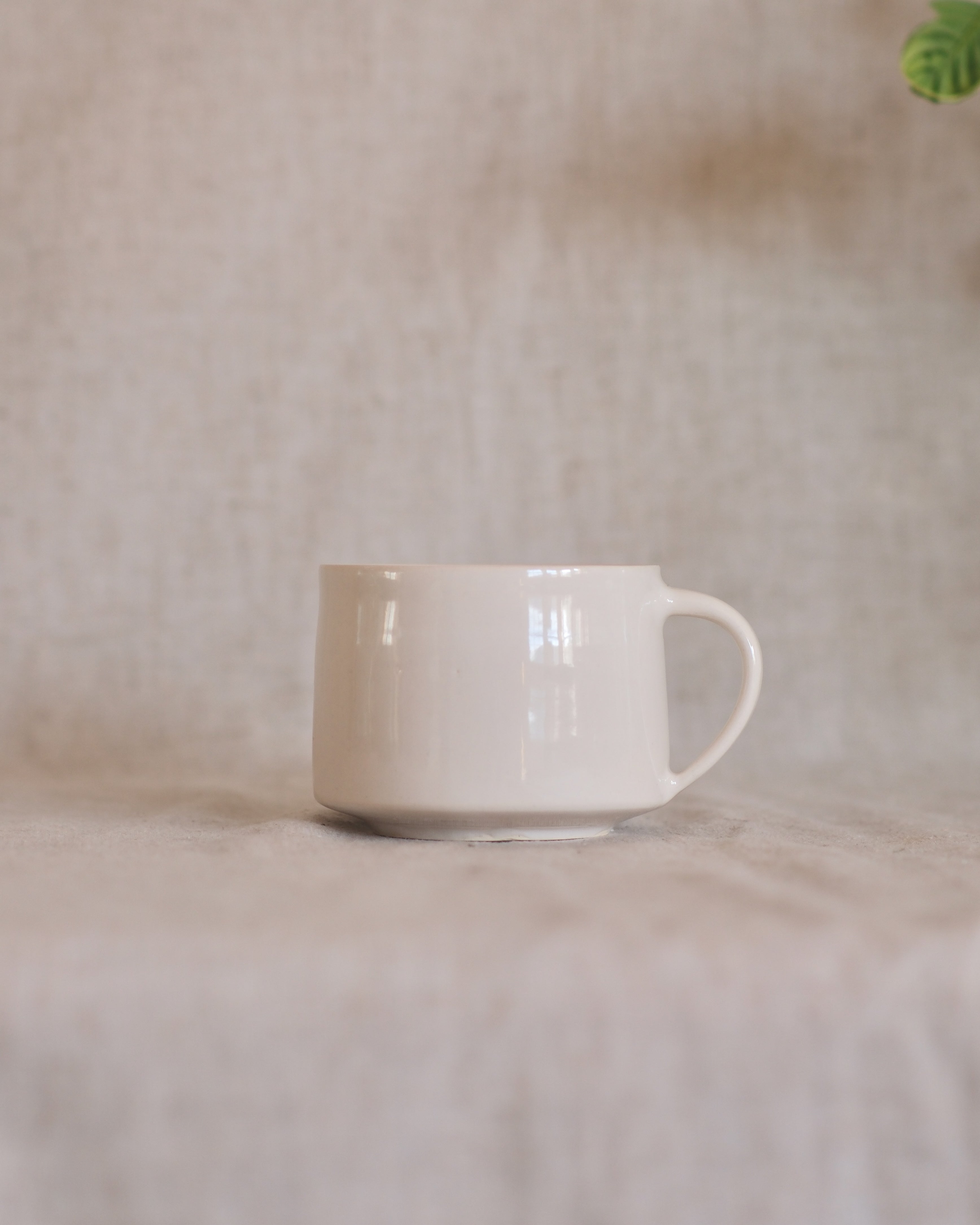 Footed Mug in Pure White