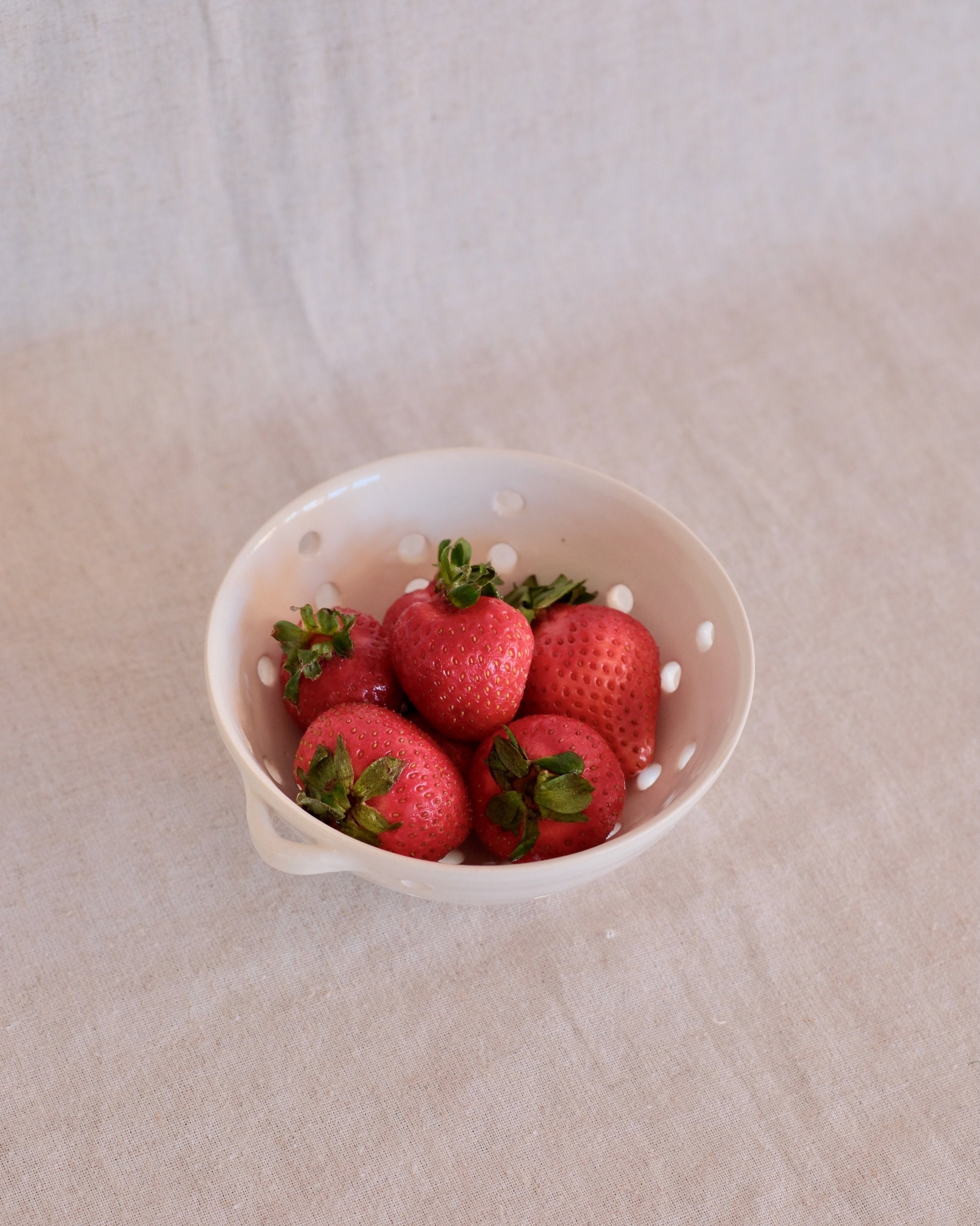 Berry Bowl in Pure White